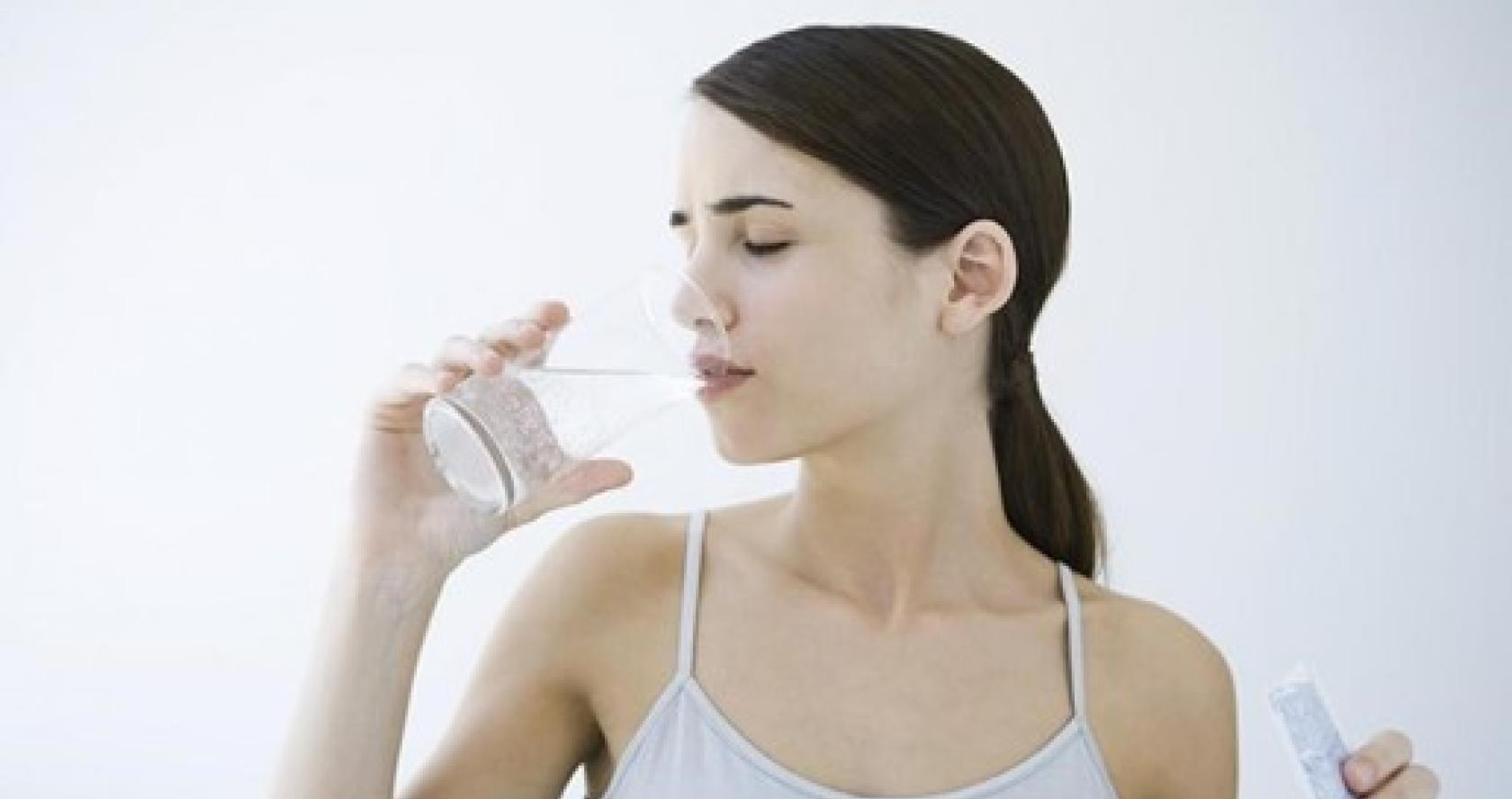 Mujer bebiendo un vaso de agua