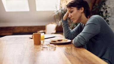 Mujer frente a un plato comida