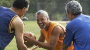 Personas maduras jugando al baloncesto 