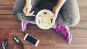 Mujer sentada con un plato de comida entre las piernas