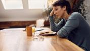 Mujer frente a un plato comida