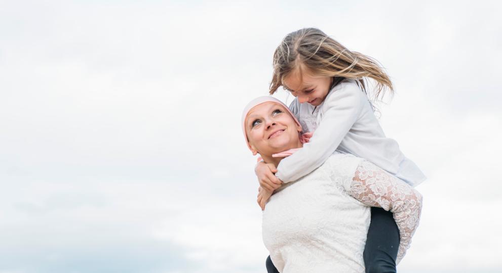 Mujer con niña sobre los hombros