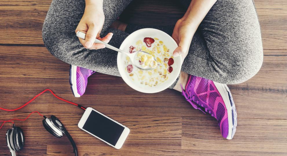 Mujer sentada con un plato de comida entre las piernas