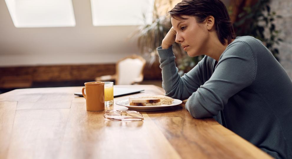 Mujer frente a un plato comida